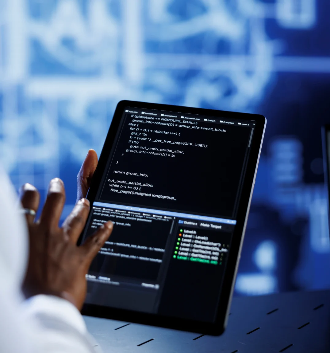 Mulher com tablet na mão