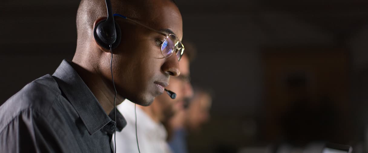 Homem da linha de atendimento com o headphone