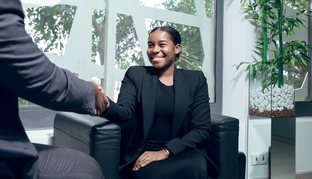 Homem da linha de atendimento com o headphone